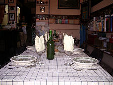 El interior de la casa de Asturias de Bilbao: la mesa para compartir.